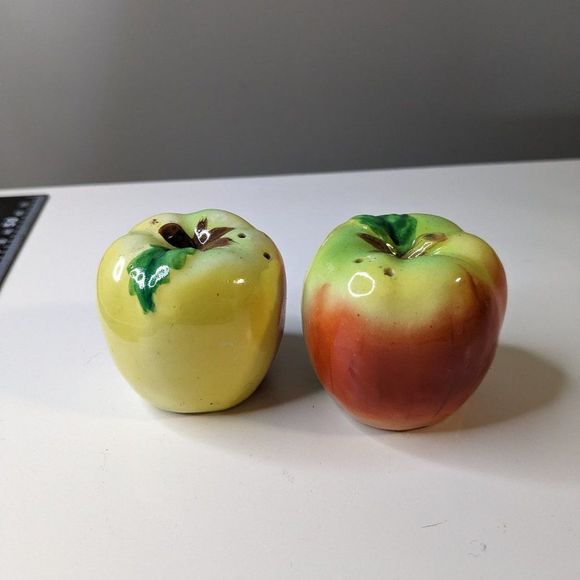 Apple Shaped Salt and Pepper Shaker Made in Japan - Picture 9 of 14